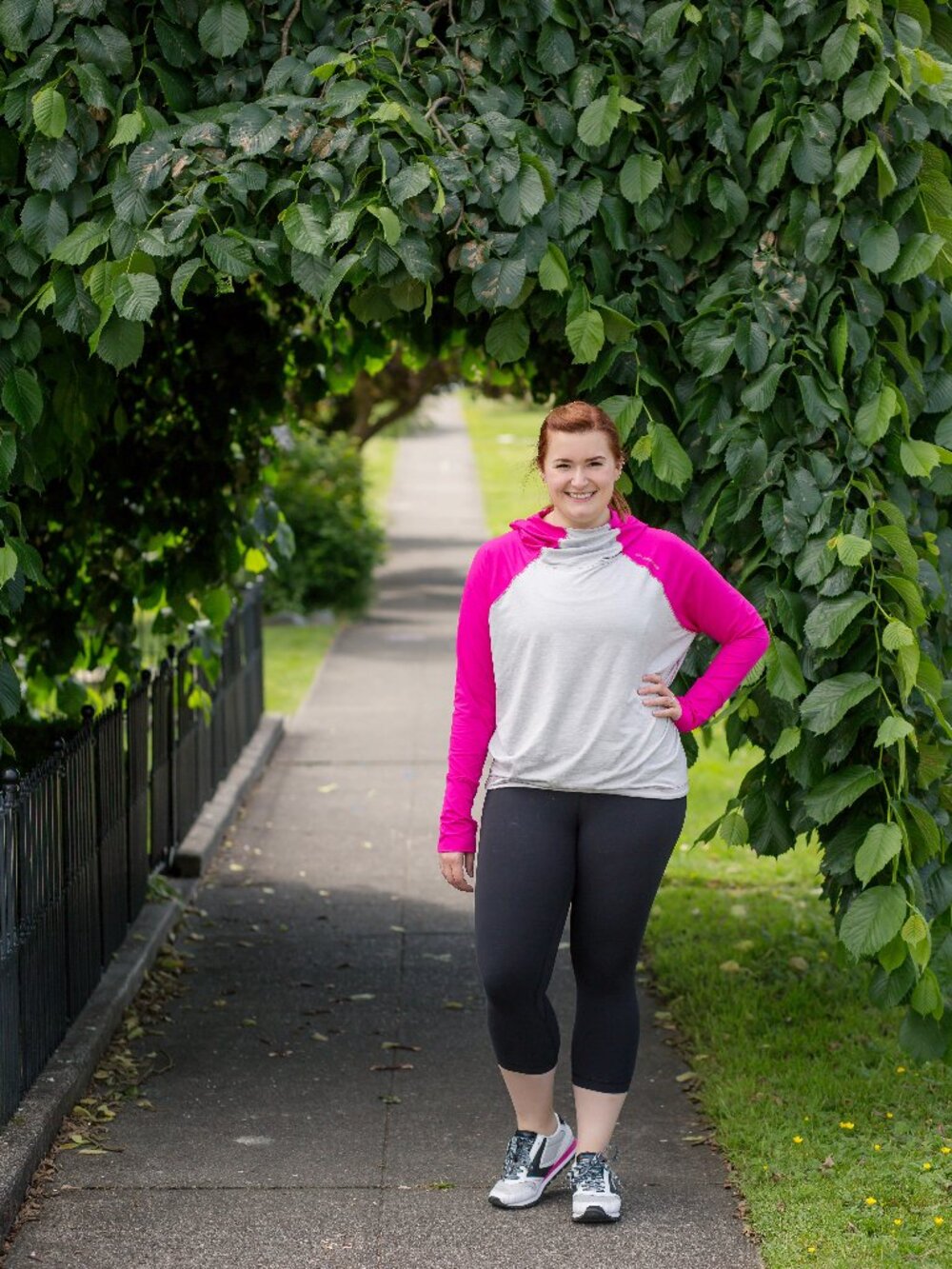 Brooks Running Dash Hoodie in Gray & Magenta Size L